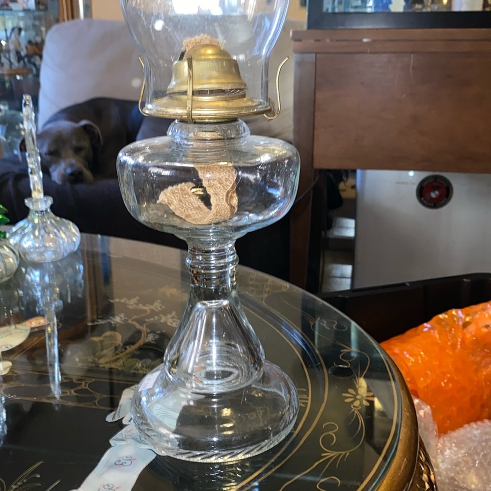 BX46 ANTIQUE VINTAGE Clear Font GLASS OIL KEROSENE LAMP With CHIMNEY & Burner